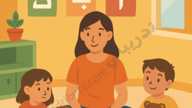 تصميم تعريفي لمقال دليل الروضات الخاصة في قطر، يوضح معلمة تجلس مع أطفال في بيئة تعليمية آمنة، مع رموز تعبر عن التعليم المبكر ومعلومات تهم أولياء الأمور.